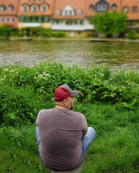Молодий Чоловік Відпочиває Місті Бамберґ Німеччина Людина Сидить Зеленій Траві — стокове фото
