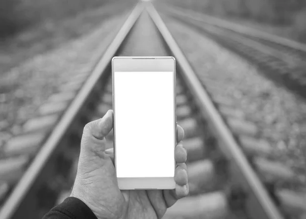 Mão Homem Segurando Smartphone Inteligente Estrada Ferro Estação Comboios Conceito — Fotografia de Stock