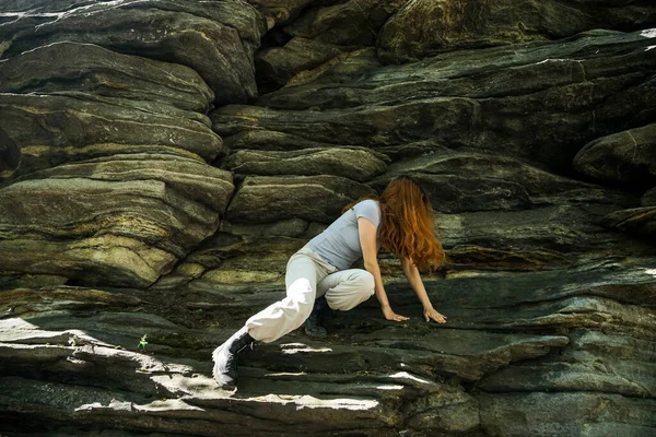 Une Jeune Femme Grimpe Sur Mur Pierre Fait Beau Dans — Photo