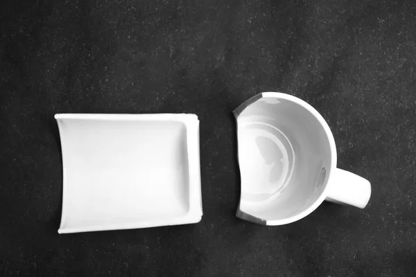 Tasse Brisée Blanche Isolée Sur Fond Noir Deux Pièces — Photo