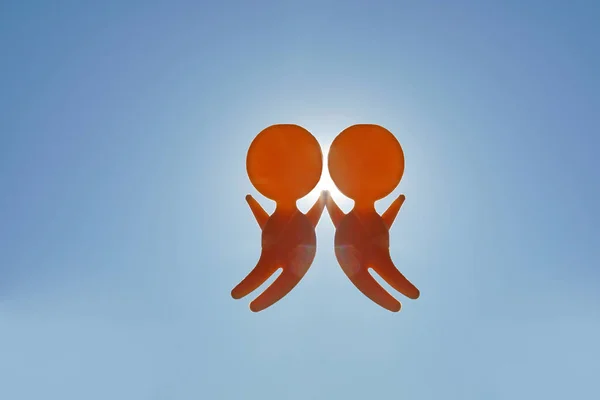 Мужчины Женщины Держатся Руки Фоне Солнечного Неба Символ Поцелуев Мужчины — стоковое фото