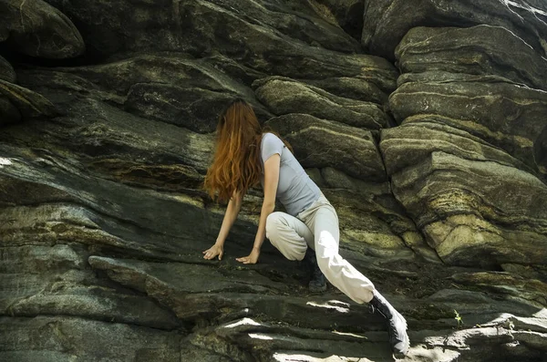 Una Joven Sube Una Pared Piedra Día Soleado Los Alpes —  Fotos de Stock