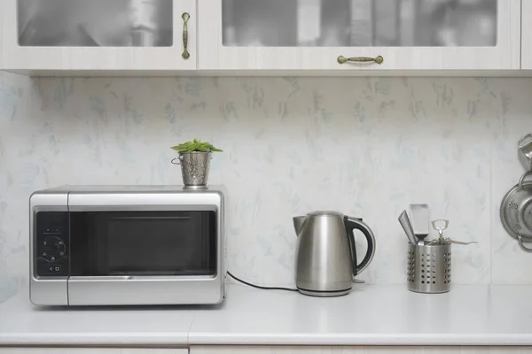 Yakın Çekim Mikrodalga Fırın Paslanmaz Elektrikli Isıtıcısı Mutfakta Beyaz Modern — Stok fotoğraf