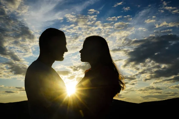 一男一女特写的轮廓 面对现实 在夕阳西下拥抱在一起的一对恋人的轮廓 恋爱中的夫妻夕阳 浪漫的夜晚 — 图库照片