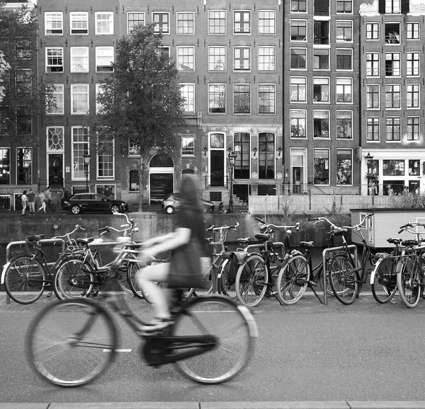 Молодая Размытая Женщина Зеленом Платье Сумкой Велосипеде Амстердаме Нидерланды — стоковое фото