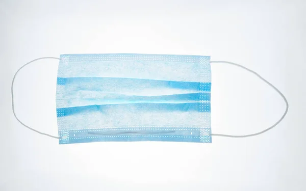 코로나 바이러스 의료용 마스크 파란색 배경에 의료용 마스크 수술용 마스크는 — 스톡 사진