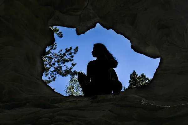 Mulher Caver Spelunker Explorando Dentro Uma Caverna Escura — Fotografia de Stock