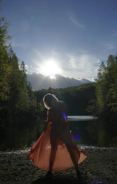 Göl Kıyısında Pembe Elbiseli Güzel Bir Kız Dans Ediyor Gün — Stok fotoğraf