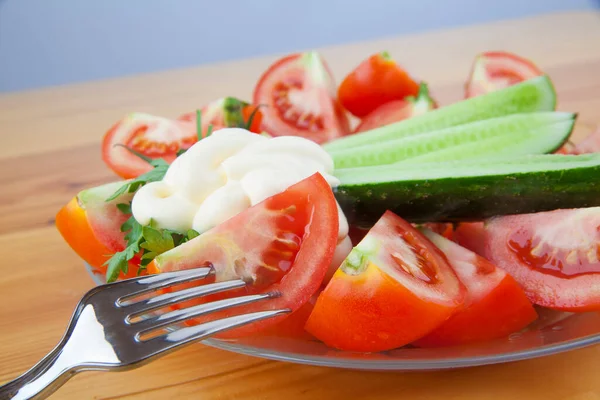 Plaat Met Verse Groente Gesneden Salade Met Komkommers Tomaten Selderij — Stockfoto