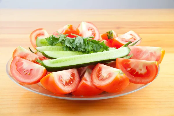 Bord Met Verse Groente Gesneden Salade Met Komkommers Tomaten Selderij — Stockfoto
