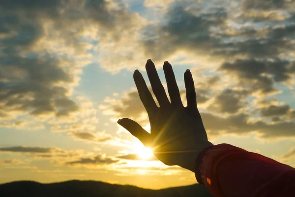 Mão Feminina Humana Cobrir Luz Sol Greve Céu Visão Primeira — Fotografia de Stock