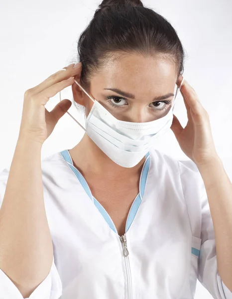 Testa Spalle Ritratto Ispanico Medico Donna Con Maschera Protettiva Guardando — Foto Stock