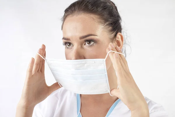 Testa Spalle Ritratto Ispanico Medico Donna Con Maschera Protettiva Guardando — Foto Stock