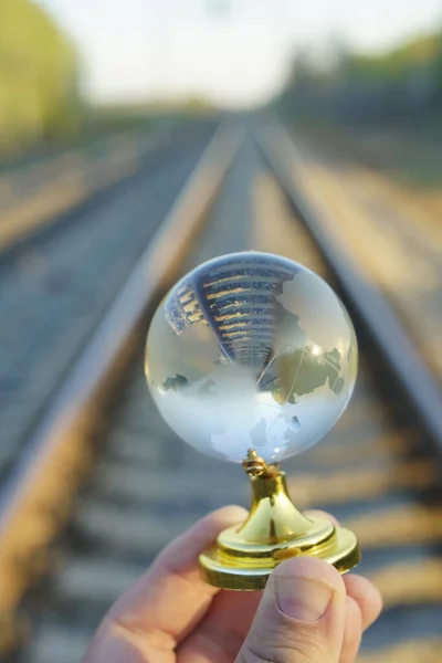 Kristallkugel Zentrierte Eisenbahn Metallschiene — Stockfoto