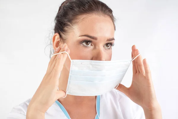 Testa Spalle Ritratto Ispanico Medico Donna Con Maschera Protettiva Guardando — Foto Stock