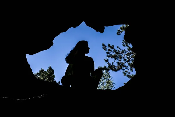 Mulher Caver Spelunker Explorando Dentro Uma Caverna Escura — Fotografia de Stock