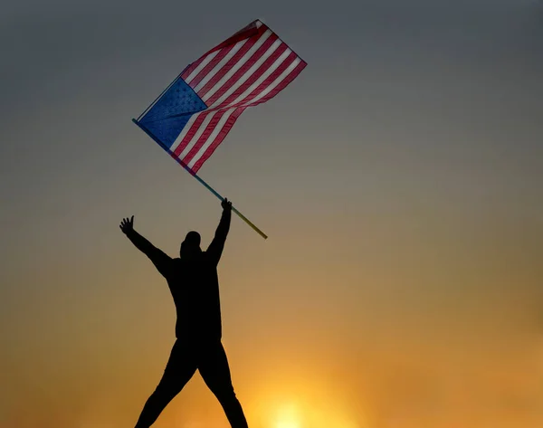 Homem Saltando Com Bandeira Americana Homem Silhueta Pôr Sol Divertindo — Fotografia de Stock