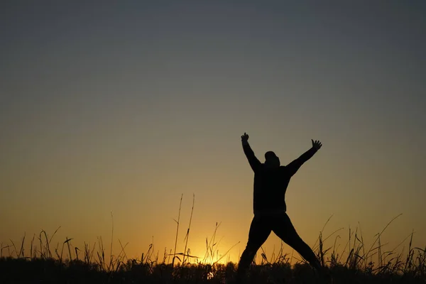 Hombre Saltando Rayos Sol Hombre Silueta Contra Atardecer Saltando Divirtiéndose —  Fotos de Stock