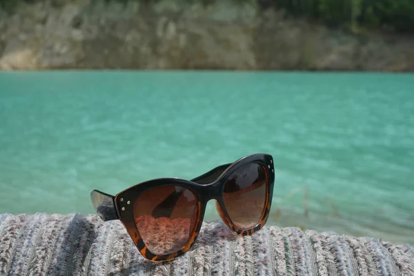 휴가의 이미지 소파에 선글라스를 Coach Closeup 선글라스푸른 액세서리와 여행의 선택적 — 스톡 사진