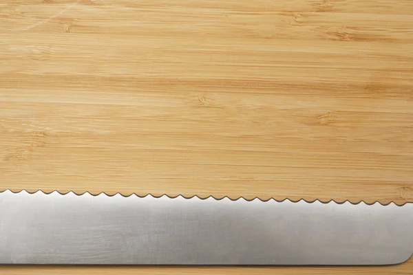 木板上的面包刀 有空白的复制空间 木制刨花板上的大型不锈钢面包刀 — 图库照片