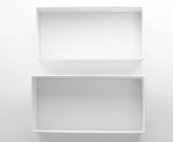 白いテーブルの上にカバー付きの白い段ボール箱 最上階だ 白地に隔離されてる 開いているボックステンプレート 灰色の背景にモックアップ — ストック写真