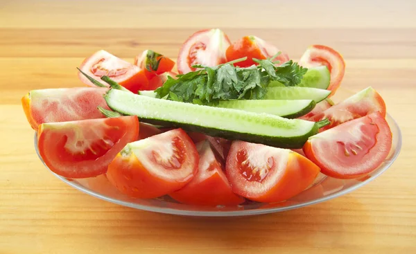 Bord Met Verse Groente Gesneden Salade Met Komkommers Tomaten Selderij — Stockfoto