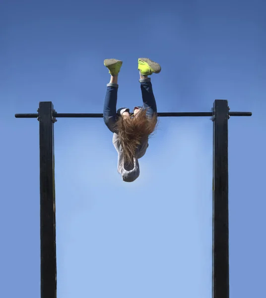 Atleta Femenina Haciendo Truco Emocionante Complicado Barras Gimnasia Horizontales Sobre —  Fotos de Stock