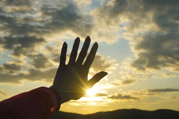 Mão Feminina Humana Cobrir Luz Sol Greve Céu Visão Primeira — Fotografia de Stock