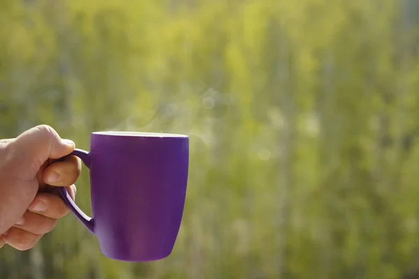 Café Púrpura Taza Con Vapor Mano Humana Masculina Sobre Fondo — Foto de Stock