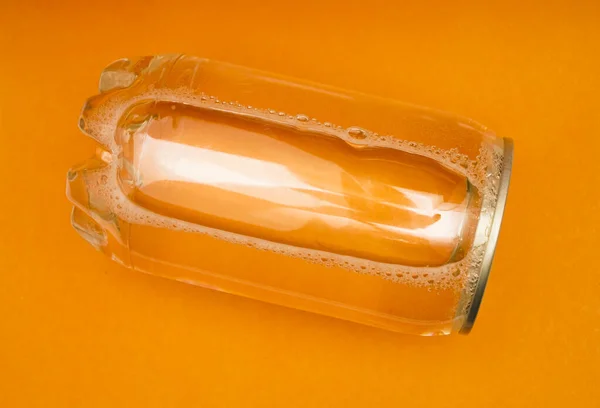 Plastik Kutuda Turuncu Sarı Arka Planda Izole Edilmiş Soda — Stok fotoğraf