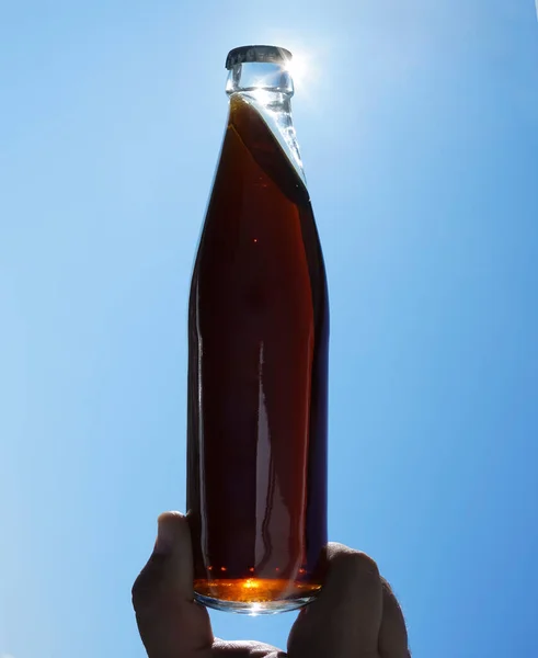 Férfi Kéz Kezében Glasstransparent Üveg Kóla Napfényes Kék Háttér Napsugarak — Stock Fotó