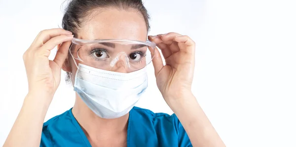 생물학자인 간호사 화이트 격리되어 있습니다 의사나 간호사가 의학적 마스크와 안경을 — 스톡 사진