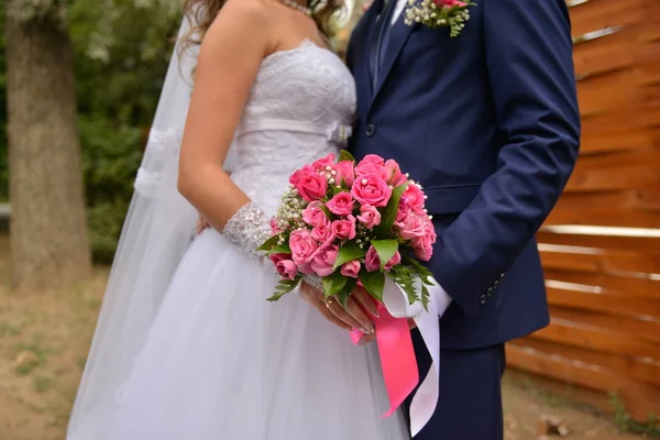 Гарний весільний букет в руці нареченої — стокове фото