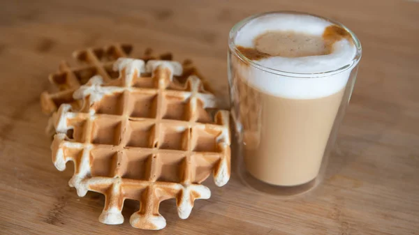 Copa de vidrio de café multicapa con mini stroopwafel, galletas de jarabe sobre fondo de madera clara con espacio para copiar — Foto de Stock