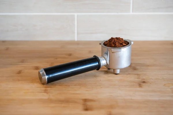 Тримач фільтра з меленою кавою на дерев'яному столі — стокове фото