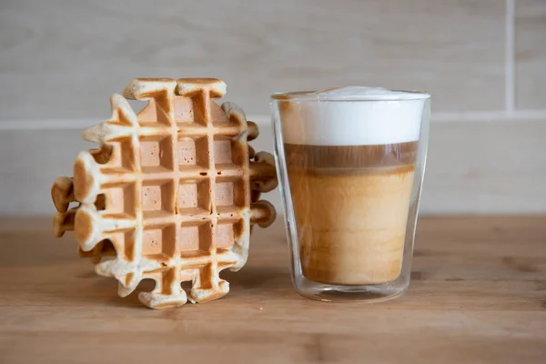 Copa de vidrio de café multicapa con mini stroopwafel, galletas de jarabe sobre fondo gris claro con espacio para copiar — Foto de Stock