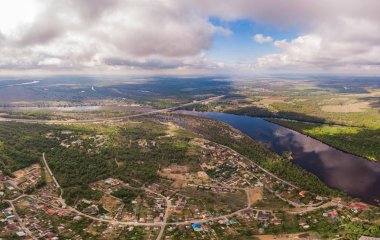 Nehir ve şehrin havadan görünümü