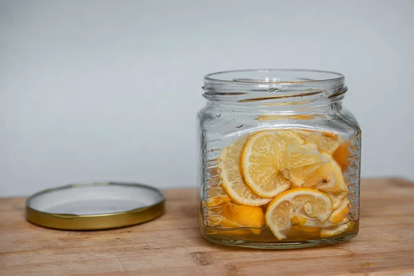 Limone a fette sottili con zucchero in un barattolo di vetro — Foto Stock