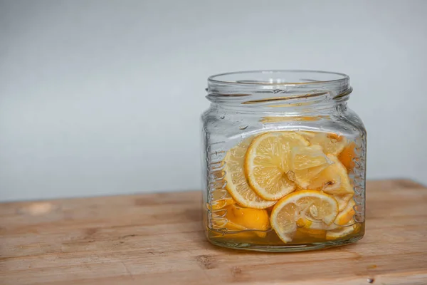 Limone a fette sottili con zucchero in un barattolo di vetro — Foto Stock