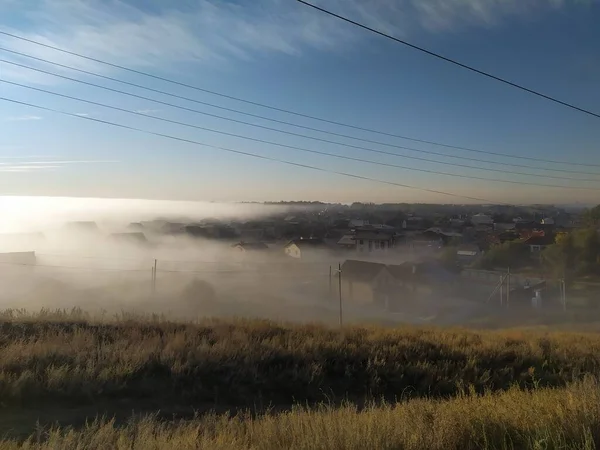 Mystisches Dorf am frühen Morgen im Nebel — Stockfoto