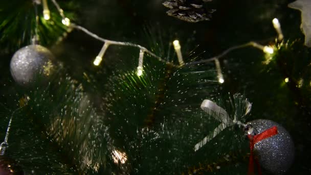 Kerstboom speelgoed met een slinger op de kerstboom — Stockvideo