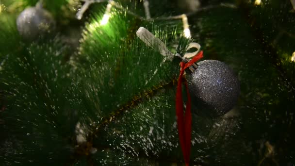 Рождественские игрушки с гирляндой на елке — стоковое видео