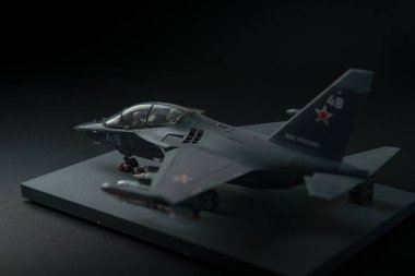 Siyah arkaplanlı ve metin için yeri olan bir askeri savaşçı minyatürü.