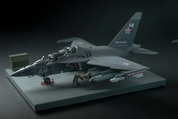 Miniatura de caça militar sem cabine piloto em fundo preto com local para texto — Fotografia de Stock
