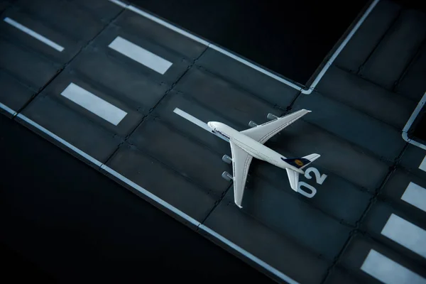 РОССИЯ - 2019: Самолеты LUFTHANSA Airlines взлетают в аэропорту в миниатюре — стоковое фото