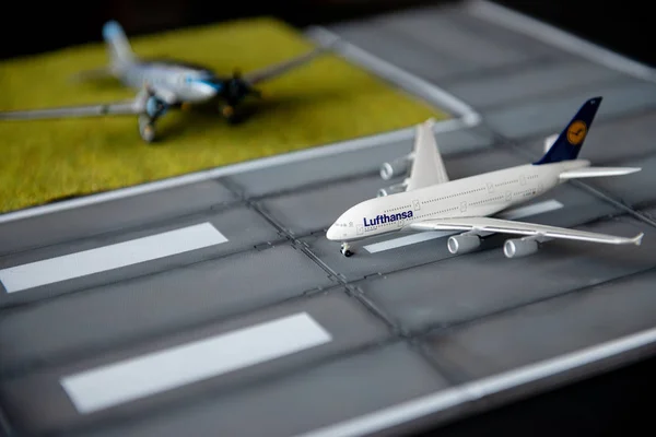 RÚSSIA - 2019: Aviões da LUFTHANSA Airlines se preparando para decolar no aeroporto em miniatura — Fotografia de Stock