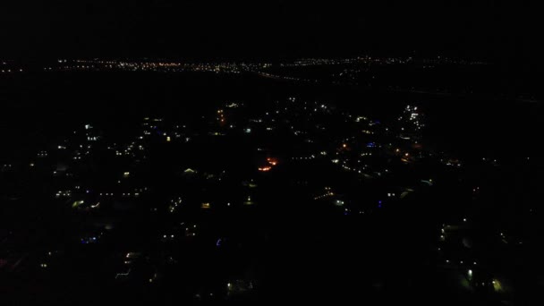 Νυχτερινά φώτα πόλης. Πυροτεχνήματα εκτοξεύονται στη δεξιά γωνία του βίντεο — Αρχείο Βίντεο