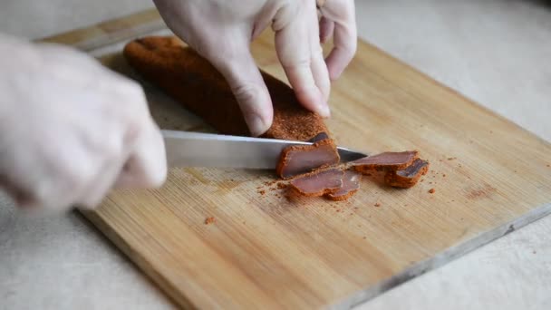 Женские руки режут домашнее мясо — стоковое видео