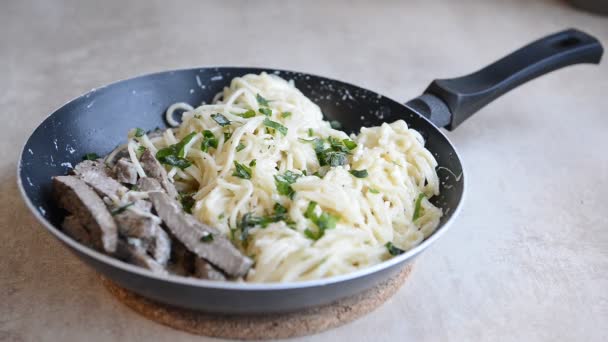 Espolvoreado con verduras sartén con pasta y carne — Vídeo de stock