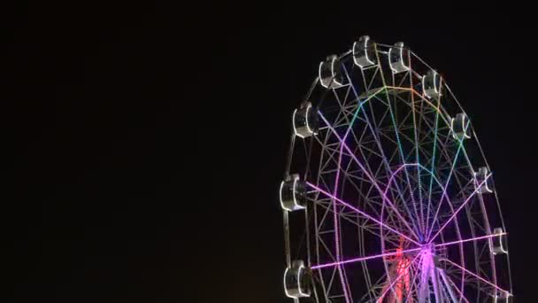 Laps de temps de ferris roue éclairée la nuit avec espace de copie — Video